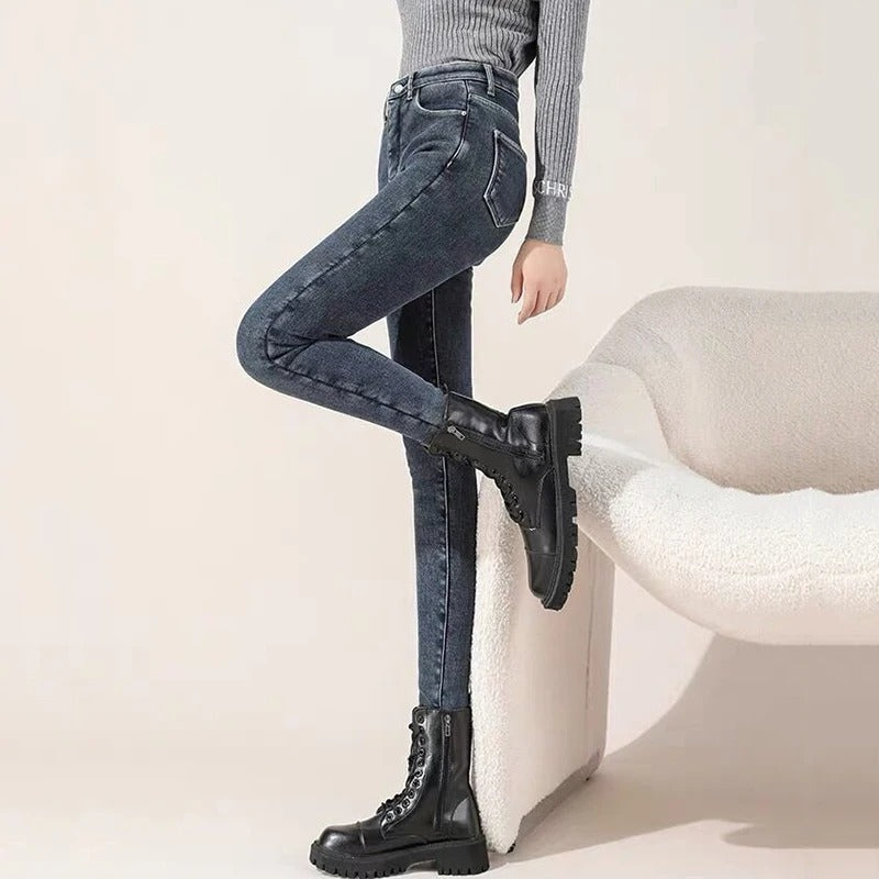 [COMPRE 1 LEVE 2] Calça Jeans Peluciada BelleConfort (Super Confortável e Versátil) + BRINDE Especial